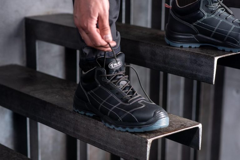 How to choose protective footwear for construction workers in Dubai